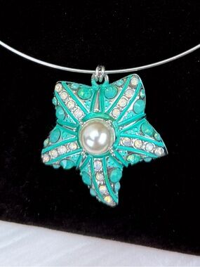 Gorgeous, Silvertone choker, starfish, faux, pearl Island, chic costume necklace